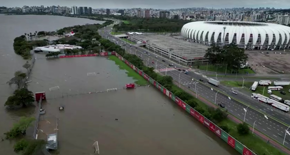 เปิดภาพ พายุไซโคลนถล่มบราซิล! ฝนตกหนักสุดในรอบกว่า 100 ปี สนามฟุตบอลจมบาดาล