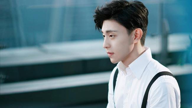 เติ้งหลุน จงใจเลี่ยงจ่ายภาษี ถูกทางการจีนสั่งจ่ายภาษีย้อนหลังและปรับเงินกว่า 500 ล้านบาท เติ้งหลุน จงใจเลี่ยงจ่ายภาษี ถูกทางการจีนสั่งจ่ายภาษีย้อนหลังและปรับเงินกว่า 500 ล้านบาท
