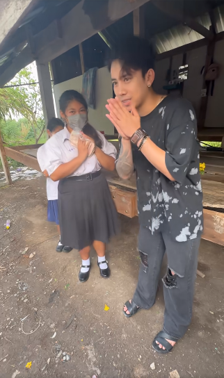 เบิ้ล ปทุมราช นำเงินที่ได้จากคอนเสิร์ต บริจาคช่วยเหลือสองพี่น้องยากไร้ เบิ้ล ปทุมราช นำเงินที่ได้จากคอนเสิร์ต บริจาคช่วยเหลือสองพี่น้องยากไร้