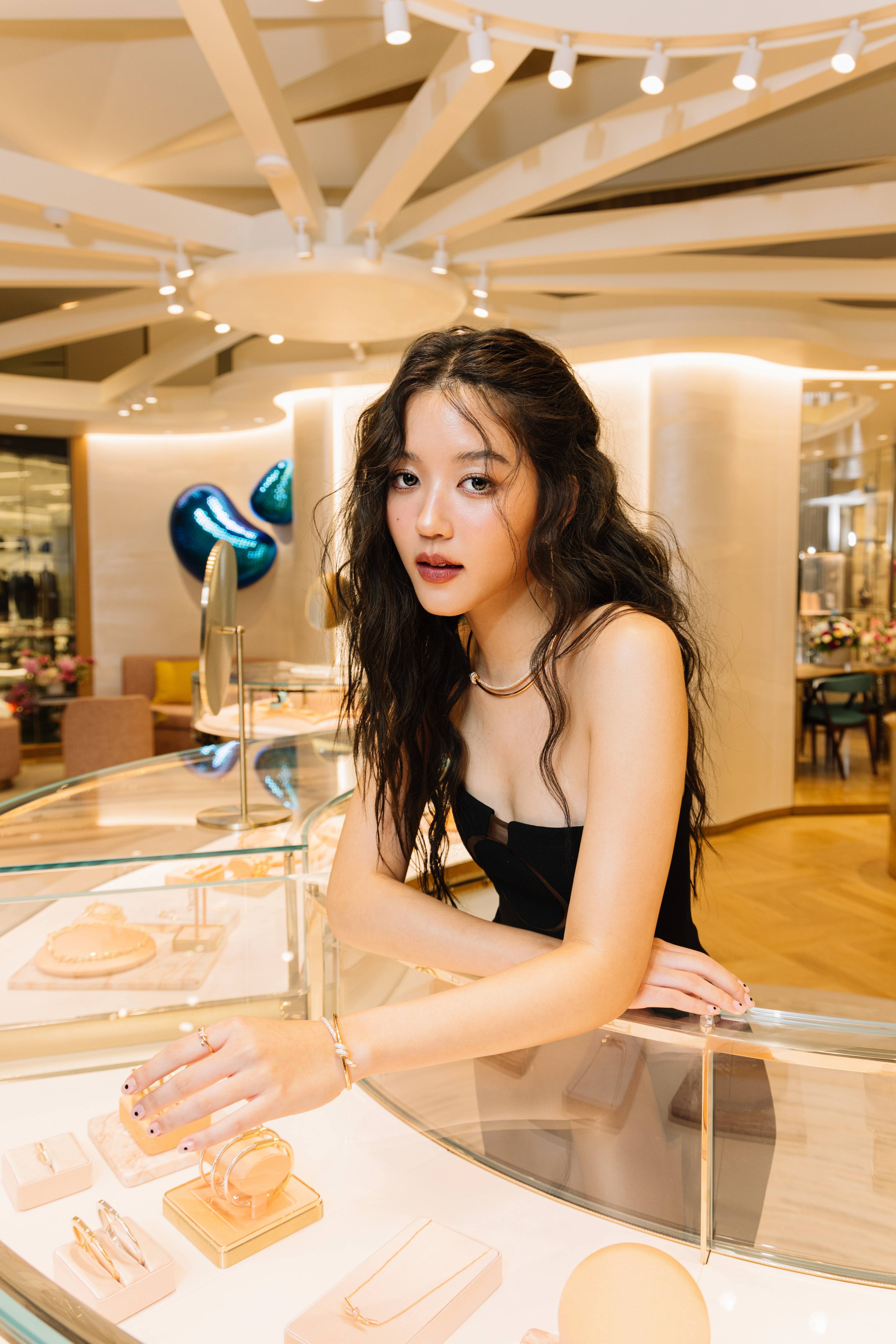 เปิดลุคสุดจึ้ง!! 'พีพี - บิวกิ้น - ไมค์ พิรัชต์' ร่วมอีเวนต์ Tiffany & Co. ในไทย เปิดลุคสุดจึ้ง!! 'พีพี - บิวกิ้น - ไมค์ พิรัชต์' ร่วมอีเวนต์ Tiffany & Co. ในไทย