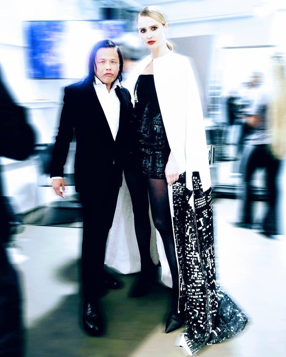 ดีไซเนอร์มาเลย์ตอบแล้ว!! หลังชาวเน็ตชี้เป้าว่าเขาถูกแบรนด์ดังก็อปชุดที่งาน Met Gala ดีไซเนอร์มาเลย์ตอบแล้ว!! หลังชาวเน็ตชี้เป้าว่าเขาถูกแบรนด์ดังก็อปชุดที่งาน Met Gala