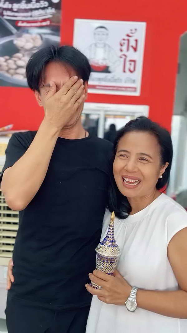ต๊ะ บอยสเก๊าท์ หลั่งน้ำตา! วันที่ต้องคืนอัฐิ โจ ธเนศ ให้ครอบครัว หลังเก็บดูแลเองไว้ 7ปี ต๊ะ บอยสเก๊าท์ หลั่งน้ำตา! วันที่ต้องคืนอัฐิ โจ ธเนศ ให้ครอบครัว หลังเก็บดูแลเองไว้ 7ปี