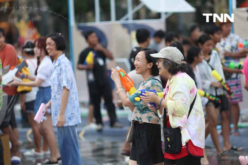 สาดความมัน 2 วันสุดท้าย สงกรานต์ริมเจ้าพระยาที่ไอคอนสยาม สาดความมัน 2 วันสุดท้าย สงกรานต์ริมเจ้าพระยาที่ไอคอนสยาม