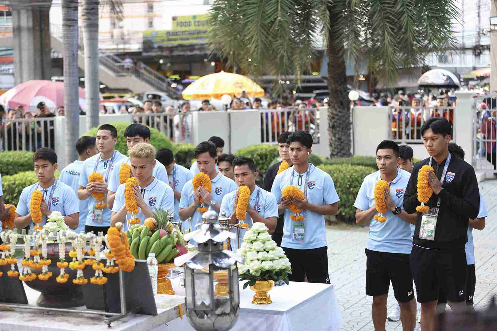 แฟนบอลคึกคัก! แน่นสนามราชมังฯ รอเชียร์ ช้างศึก ดวล เกาหลีใต้