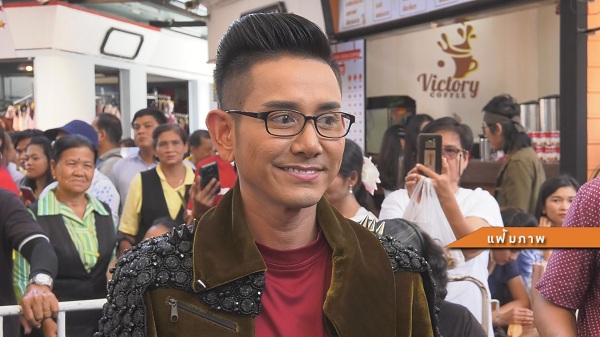 เอ ไชยา – อั้ม อธิชาติ ปลื้ม เข้ารับปริญญาดุษฎีบัณฑิตกิตติมศักดิ์  (มีคลิป) 