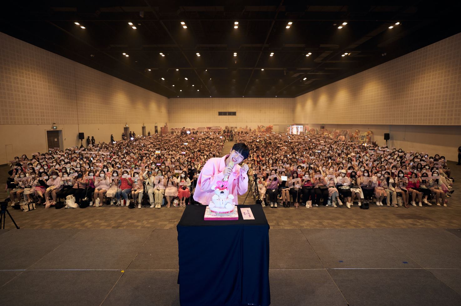นุนิว ฉลองวันเกิดอายุ 22 แฟนคลับจัดหนักเปย์หลายล้าน ซี พฤกษ์ ร่วมเซอร์ไพรส์