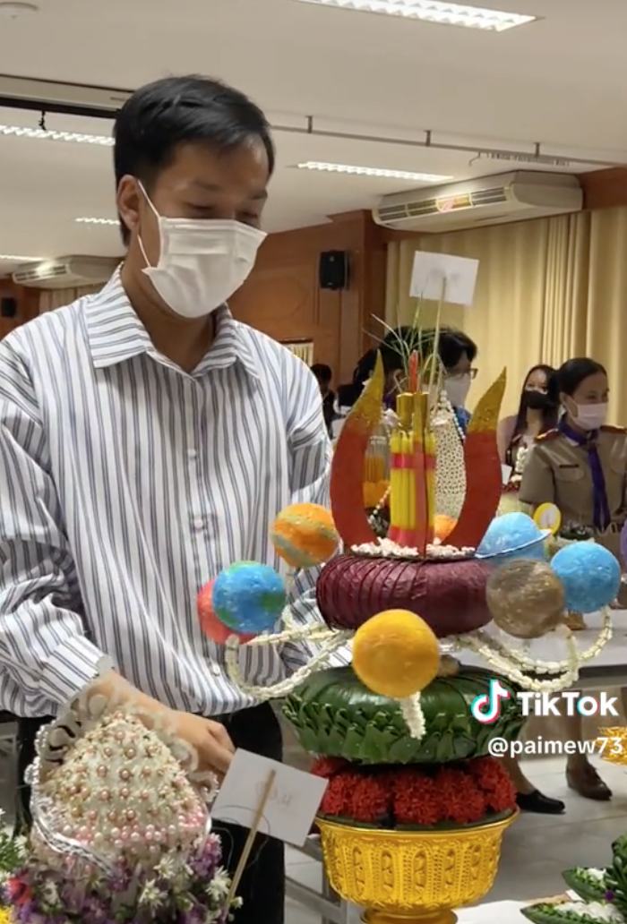 ‘พานไหว้ครู’ ยุค 2023 ชาวเน็ตทึ่งสุดยอดไอเดียมาทั้งจักรวาล ‘พานไหว้ครู’ ยุค 2023 ชาวเน็ตทึ่งสุดยอดไอเดียมาทั้งจักรวาล