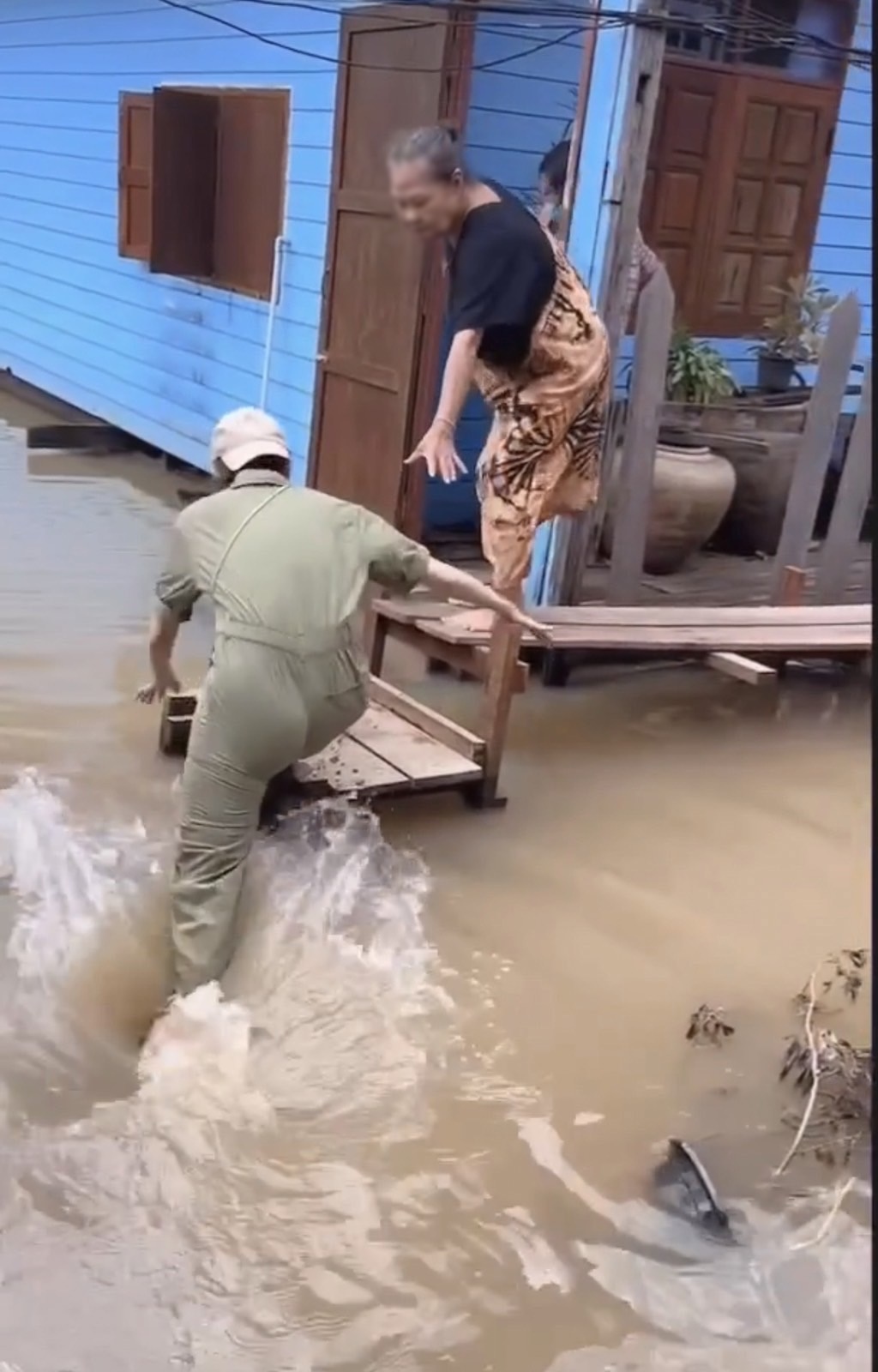 บอย โพสต์คลิปนาทีชีวิต เจี๊ยบ หวิดพลาดตกน้ำป๋อมแป๋ม... บอย โพสต์คลิปนาทีชีวิต เจี๊ยบ หวิดพลาดตกน้ำป๋อมแป๋ม...