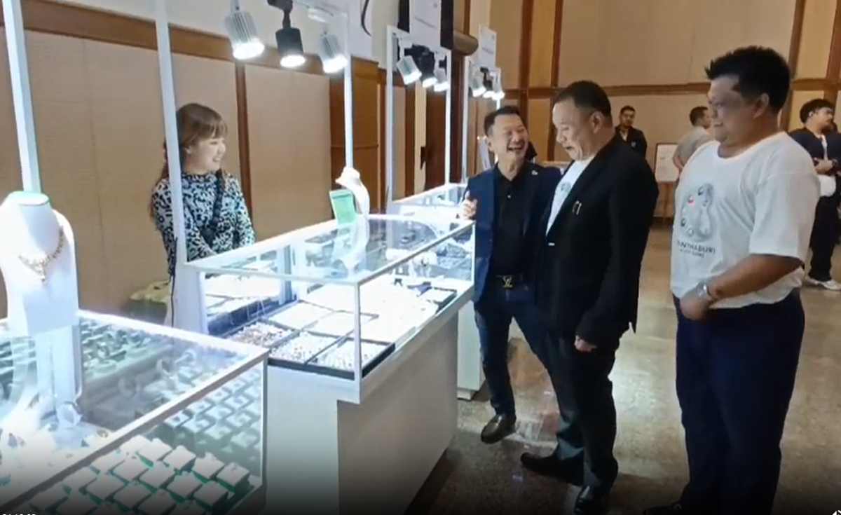 จันทบุรีจัดโรดโชว์อัญมณีสะพัด 18 ล้าน จันทบุรีจัดโรดโชว์อัญมณีสะพัด 18 ล้าน