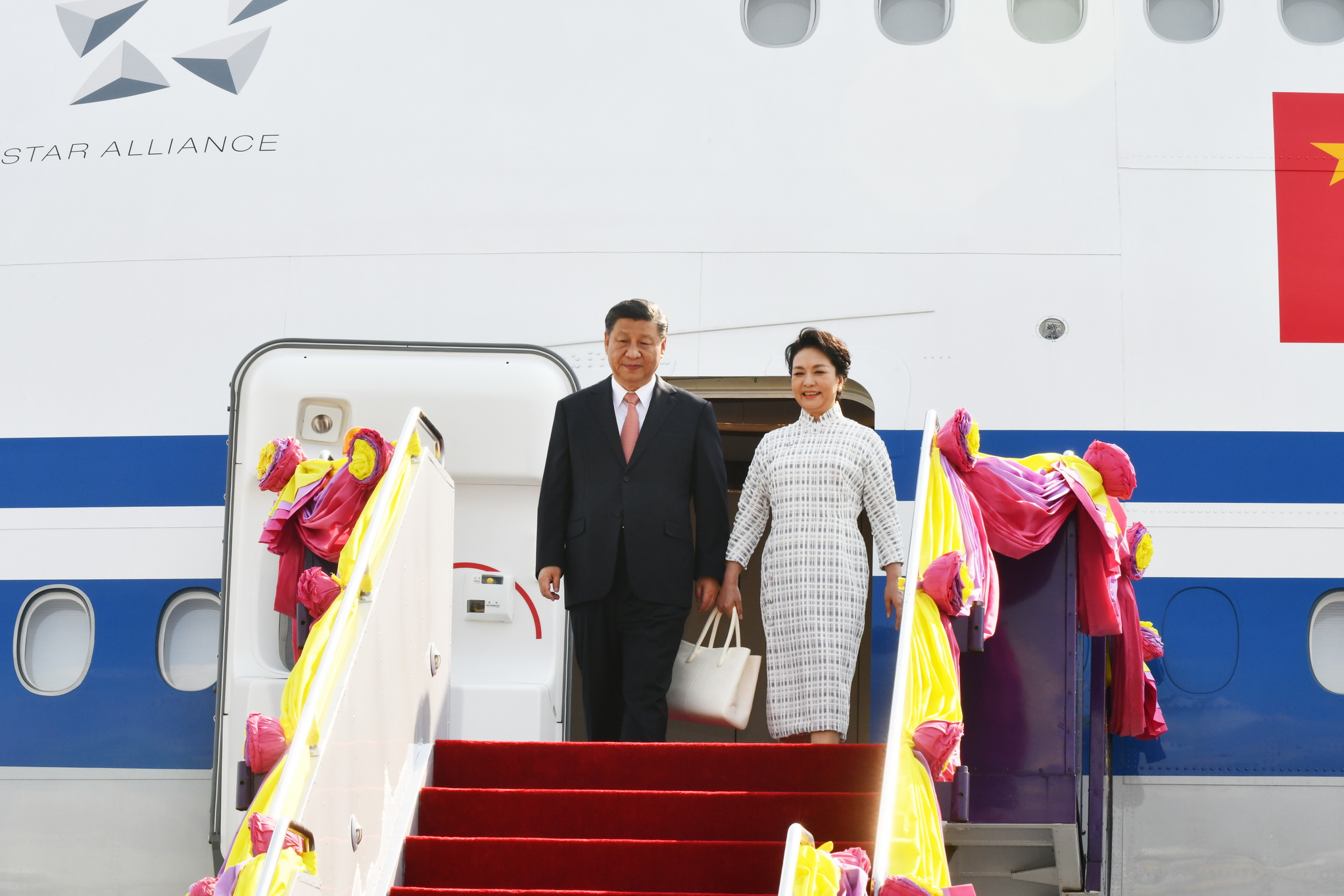 APEC 2022 ประมวลภาพ นายกฯต้อนรับ สี จิ้นผิง ประธานาธิบดีจีนเดินทางถึงไทย APEC 2022 ประมวลภาพ นายกฯต้อนรับ สี จิ้นผิง ประธานาธิบดีจีนเดินทางถึงไทย