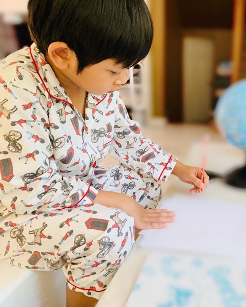 คุณแม่ เป้ย ปานวาด สุดภูมิใจ!! ลูกชายเรียนจบ Year 3 แล้ว คุณแม่ เป้ย ปานวาด สุดภูมิใจ!! ลูกชายเรียนจบ Year 3 แล้ว