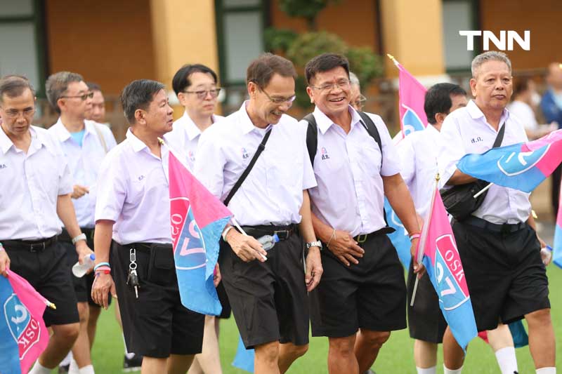 รุ่นพี่รับรุ่นน้องสวนกุหลาบ ร่วมเคารพธงชาติเปิดเทอมวันแรก รุ่นพี่รับรุ่นน้องสวนกุหลาบ ร่วมเคารพธงชาติเปิดเทอมวันแรก