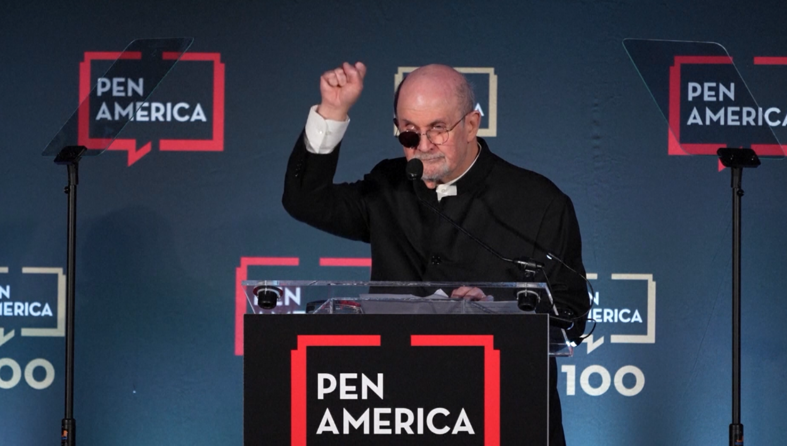 ซัลมาน รัชดี (Salman Rushdie)  ปรากฏตัวครั้งแรกหลังถูกทำร้ายจนตาบอด