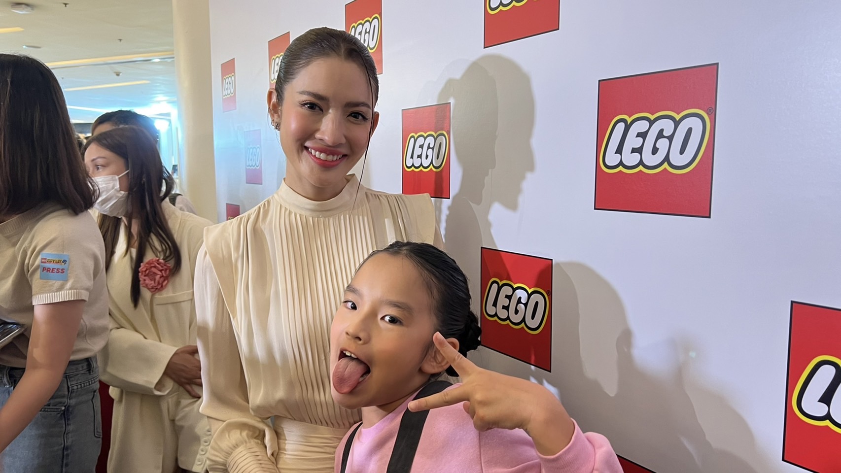 น้องปีใหม่ เปิดไฟเขียวให้ แม่แอฟ มีแฟนได้! น้องปีใหม่ เปิดไฟเขียวให้ แม่แอฟ มีแฟนได้!
