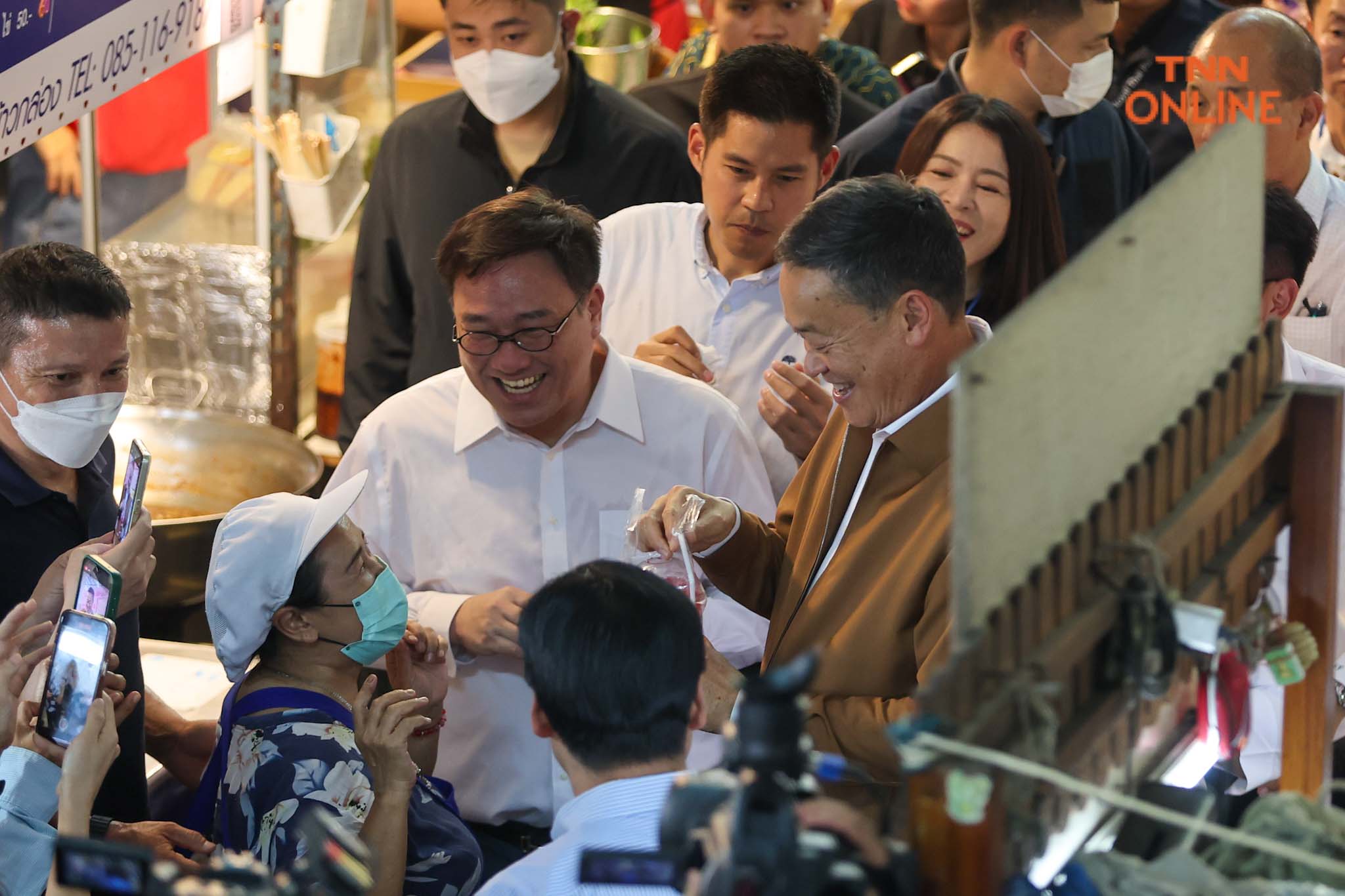 “เศรษฐา” ลงพื้นที่พบ ปชช. พบป่ะผู้ค้าเตรียมแก้ไขปัญหาค่าครองชีพ 