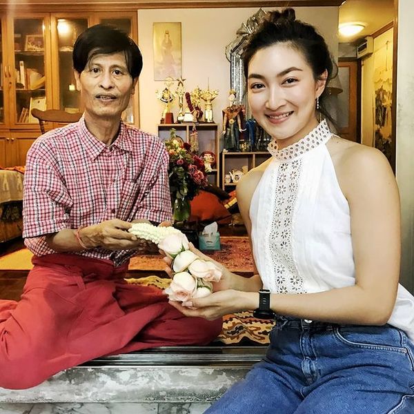 ฉลองวันเกิดครบ 67 ปี “หม่อมน้อย-หม่อมหลวงพันธุ์เทวนพ เทวกุล” โดยมี แพนเค้ก-แต้ว นำทีมลูกศิษย์ในวงการร่วมอวยพรวันเกิดหม่อมน้อยที่บ้านพัก ฉลองวันเกิดครบ 67 ปี “หม่อมน้อย-หม่อมหลวงพันธุ์เทวนพ เทวกุล” โดยมี แพนเค้ก-แต้ว นำทีมลูกศิษย์ในวงการร่วมอวยพรวันเกิดหม่อมน้อยที่บ้านพัก