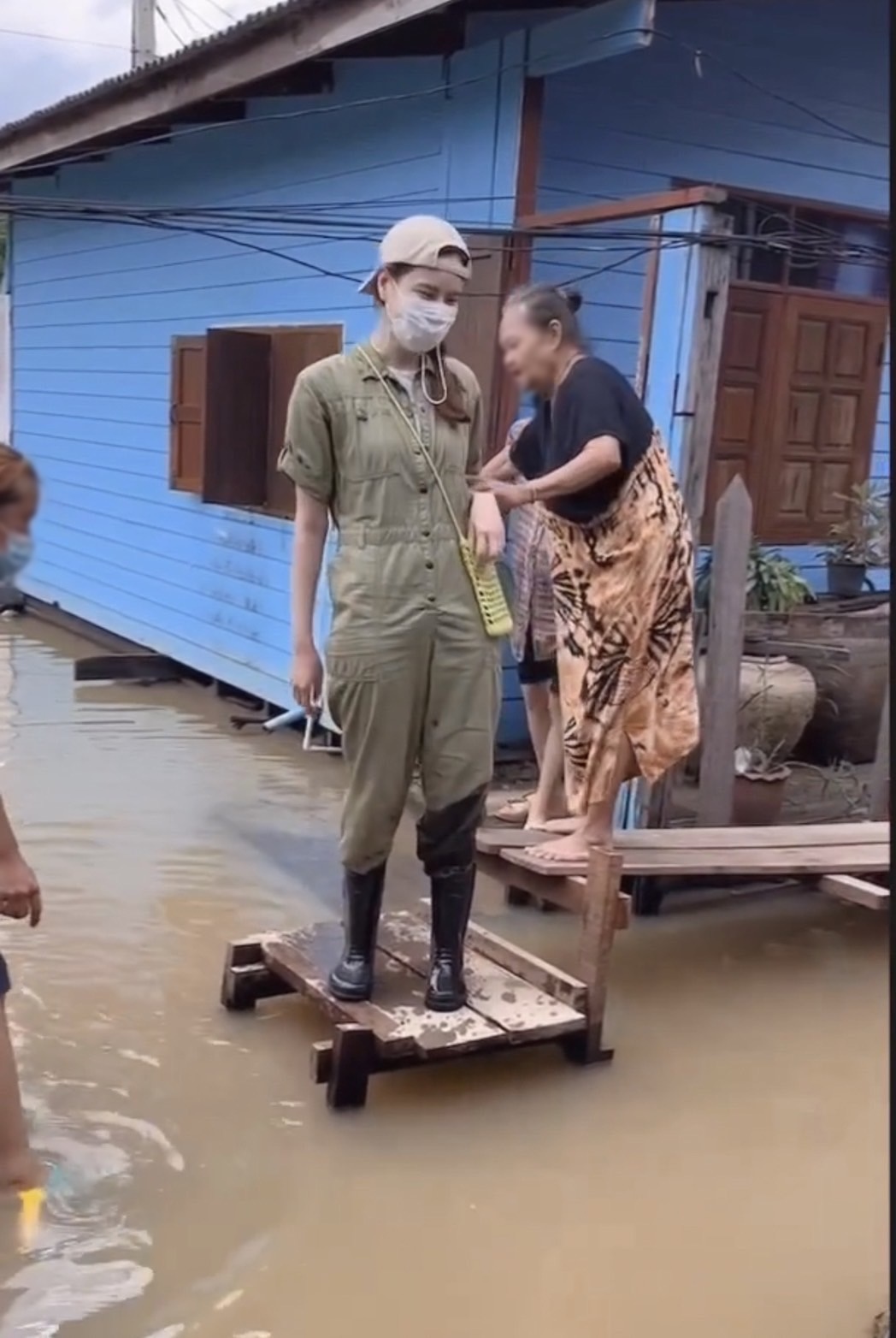 บอย โพสต์คลิปนาทีชีวิต เจี๊ยบ หวิดพลาดตกน้ำป๋อมแป๋ม... บอย โพสต์คลิปนาทีชีวิต เจี๊ยบ หวิดพลาดตกน้ำป๋อมแป๋ม...