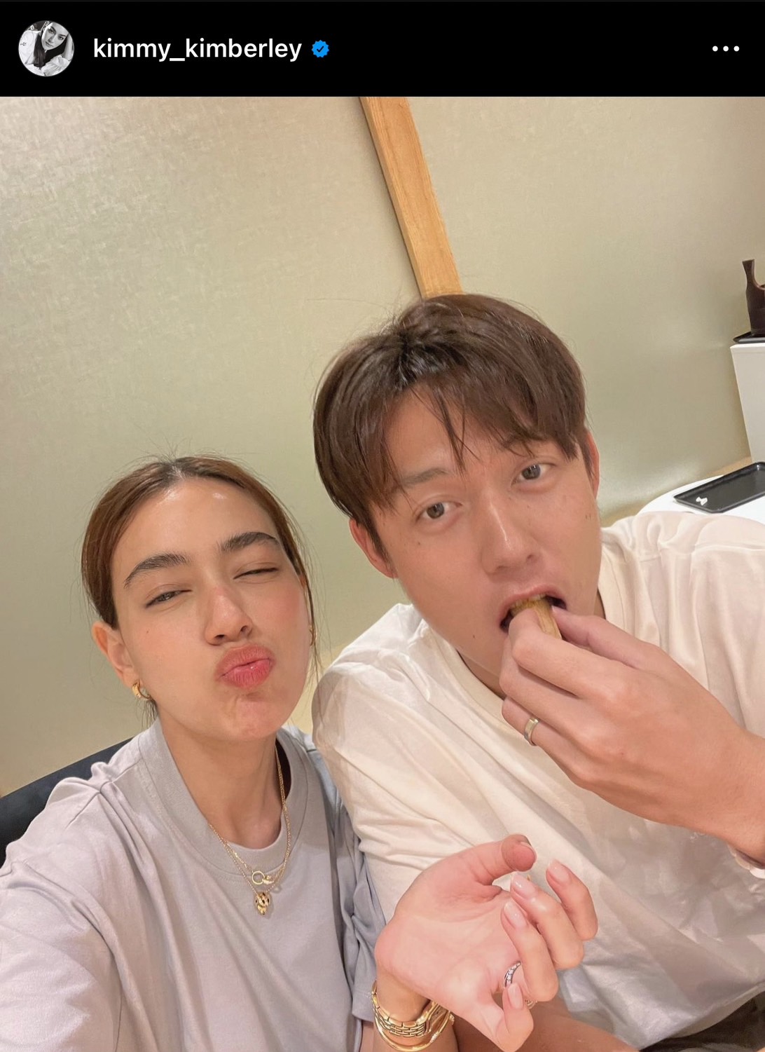 คิมเบอร์ลี่ เมาท์ หมาก ถอดเสื้อทำไม ลั่น! แต่งพฤศจิกายนนี้แน่นอน คิมเบอร์ลี่ เมาท์ หมาก ถอดเสื้อทำไม ลั่น! แต่งพฤศจิกายนนี้แน่นอน