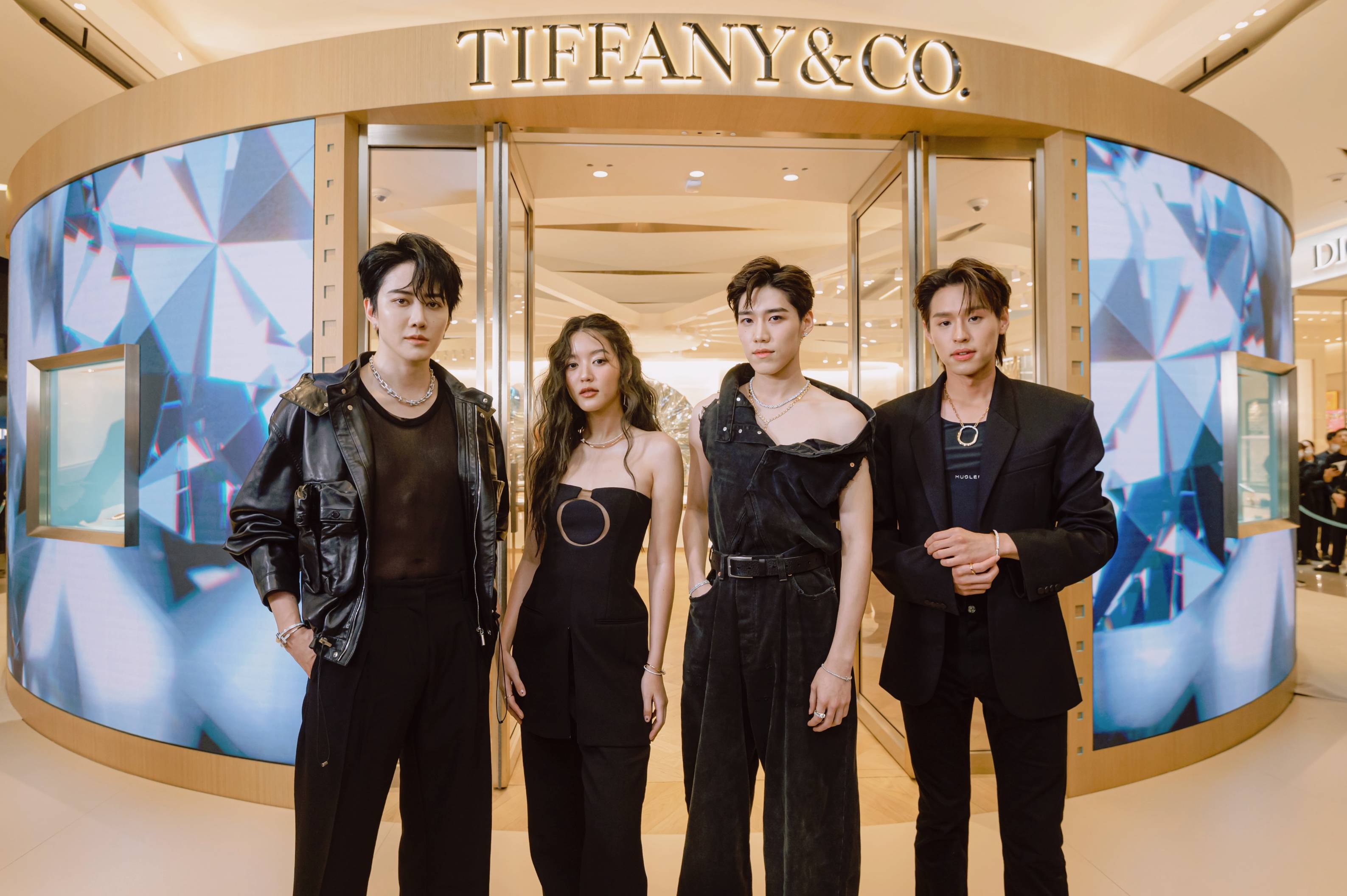 เปิดลุคสุดจึ้ง!! 'พีพี - บิวกิ้น - ไมค์ พิรัชต์' ร่วมอีเวนต์ Tiffany & Co. ในไทย เปิดลุคสุดจึ้ง!! 'พีพี - บิวกิ้น - ไมค์ พิรัชต์' ร่วมอีเวนต์ Tiffany & Co. ในไทย