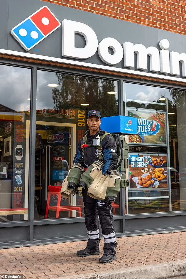 โดมิโนใช้ JETSUIT บินส่งพิซซาลอยฟ้าในงานเทศกาลดนตรี โดมิโนใช้ JETSUIT บินส่งพิซซาลอยฟ้าในงานเทศกาลดนตรี