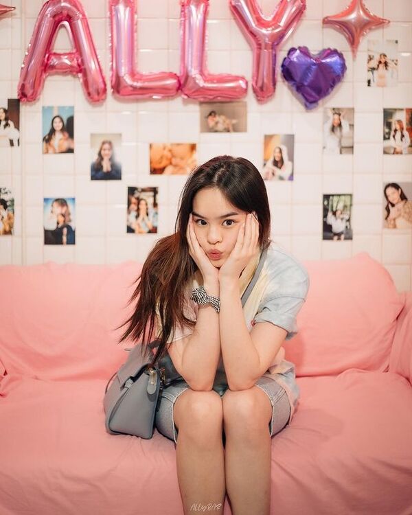 แอลลี่ สุดแฮปปี้ชาว ONLY ทุ่มสุดตัว! ฉลองวันเกิดจนเกิดแฮชแท็ก #17ยังแอ๋ว ติดเทรนด์บนทวิตเตอร์ แอลลี่ สุดแฮปปี้ชาว ONLY ทุ่มสุดตัว! ฉลองวันเกิดจนเกิดแฮชแท็ก #17ยังแอ๋ว ติดเทรนด์บนทวิตเตอร์