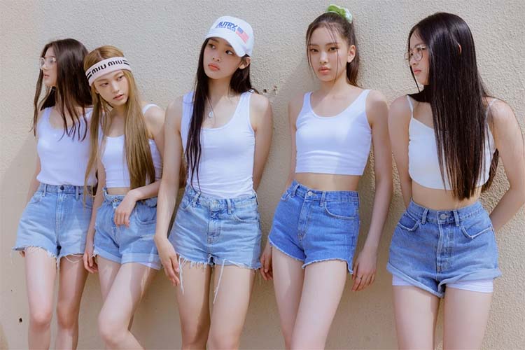ประวัติ NewJeans วงที่สะท้านวงการ K-pop ตั้งแต่เดบิวต์ 