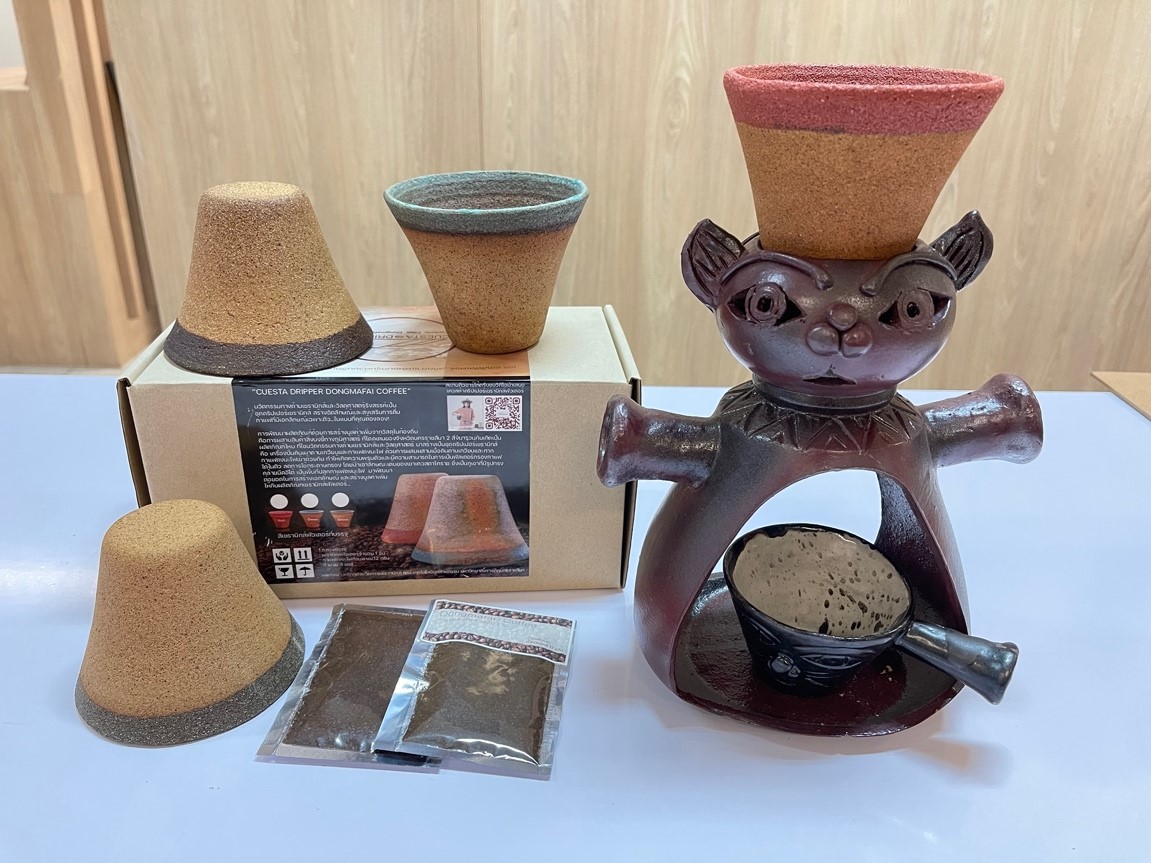 นักวิจัยโคราช ยกระดับดินด่านเกวียน พัฒนาดริปเปอร์กาแฟ-ภาชนะกินเข่าค่ำ