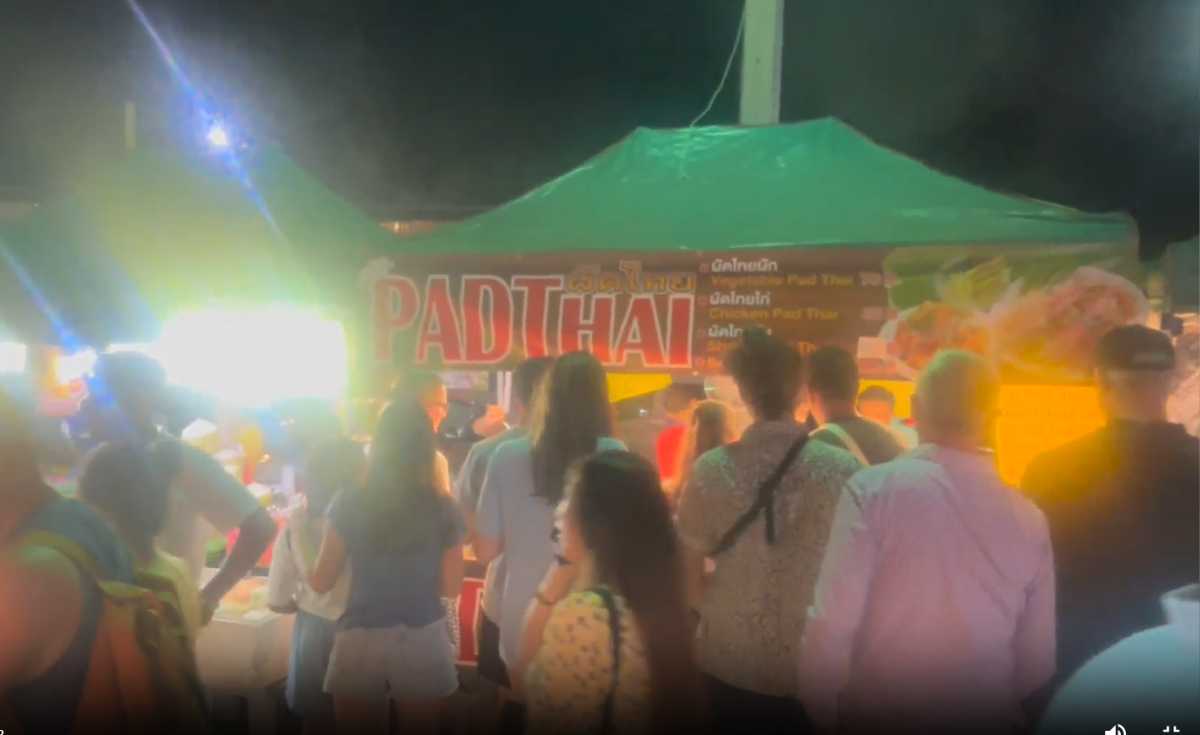 คึกคัก! ถนนคนเดินเกาะสมุย มนต์เสน่ห์อาหารไทยดึงดูดนักท่องเที่ยว คึกคัก! ถนนคนเดินเกาะสมุย มนต์เสน่ห์อาหารไทยดึงดูดนักท่องเที่ยว