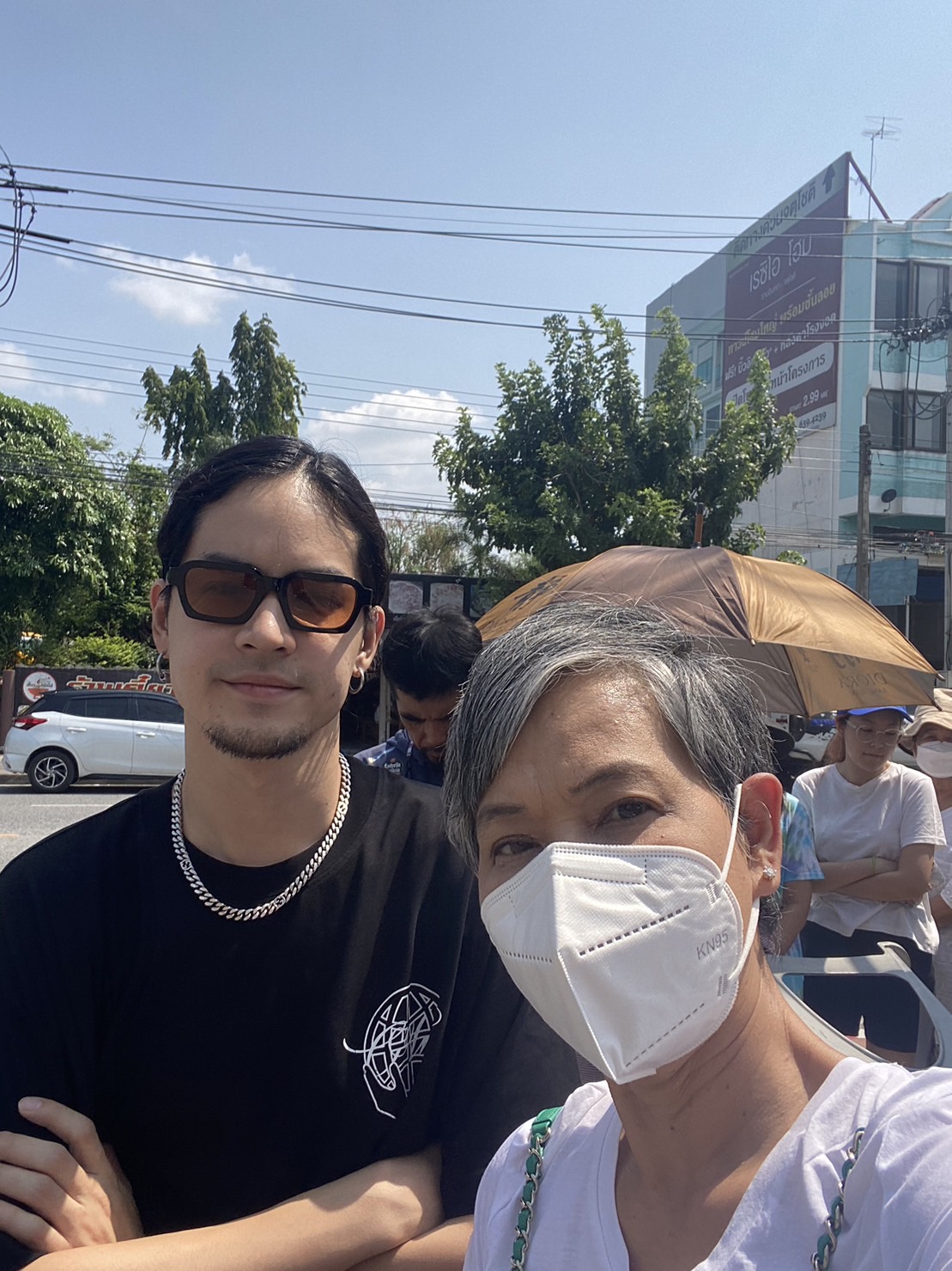 โตโน่ ภาคิน-เก้า จิรายุ ไม่พลาด เข้าคูหาใช้สิทธิลงคะแนนเลือกตั้ง โตโน่ ภาคิน-เก้า จิรายุ ไม่พลาด เข้าคูหาใช้สิทธิลงคะแนนเลือกตั้ง