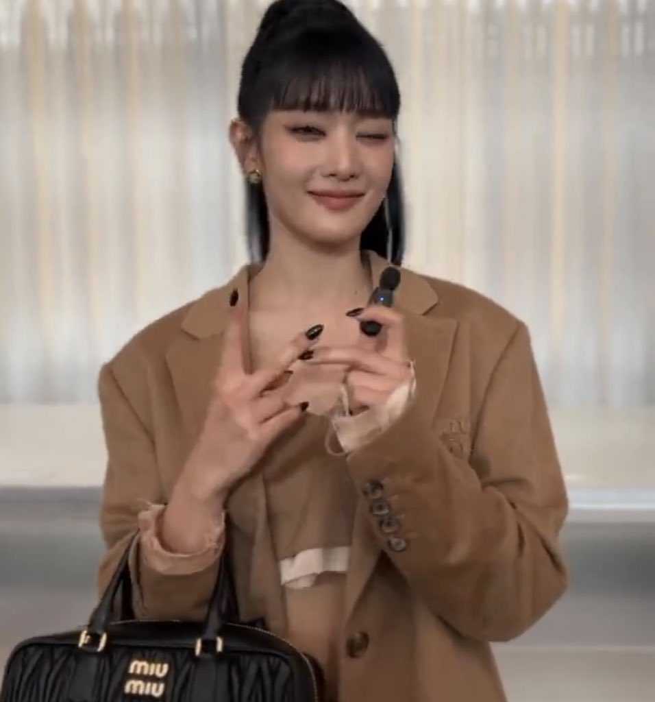 'มินนี่-ต้าเหนิง'!! สวยจึ้งนั่งฟรอนต์โรว์ชมแฟชั่นโชว์ Miu Miu ที่ปารีส 'มินนี่-ต้าเหนิง'!! สวยจึ้งนั่งฟรอนต์โรว์ชมแฟชั่นโชว์ Miu Miu ที่ปารีส