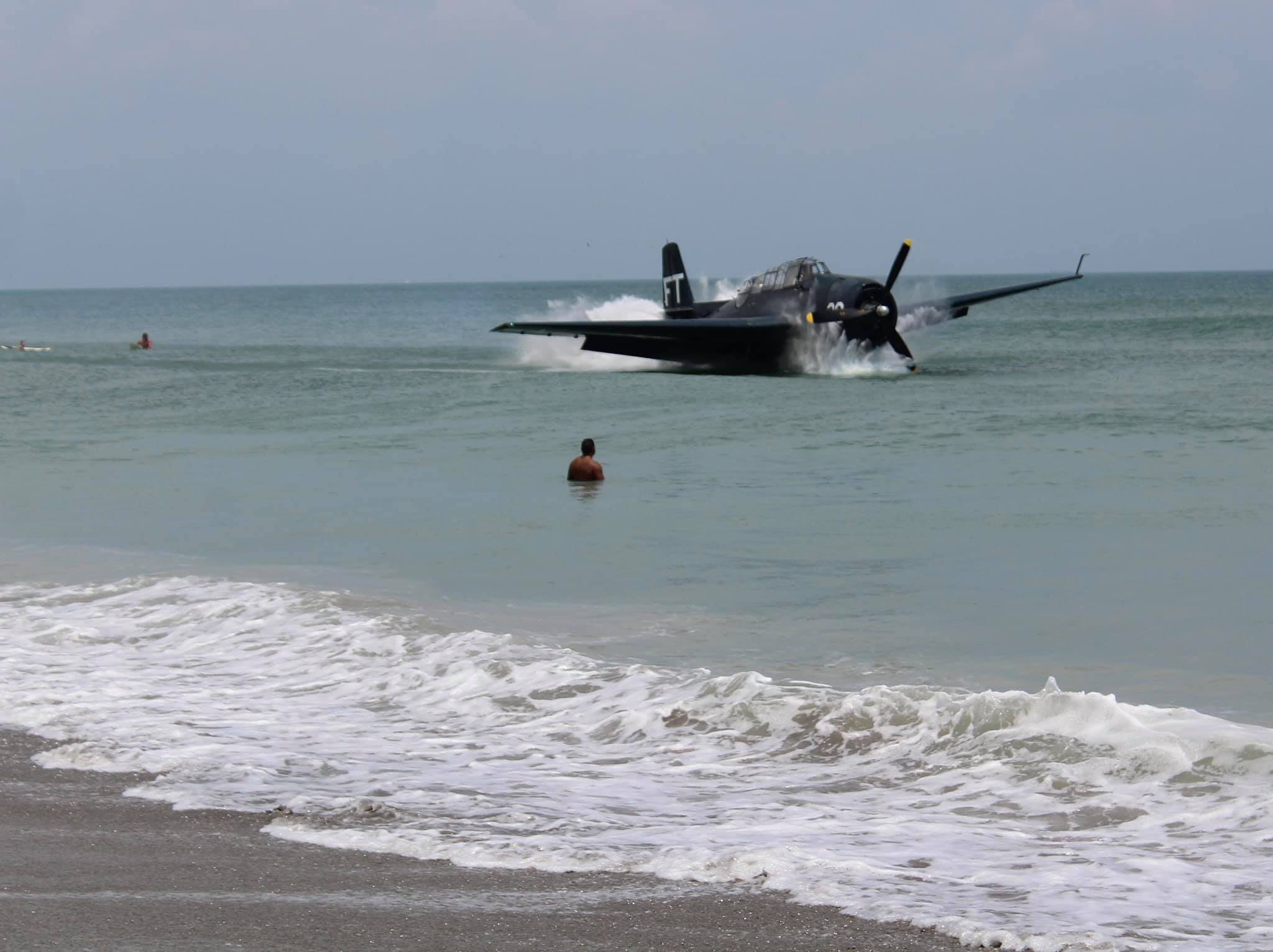ตื่นทั้งชายหาดฟลอริด้า! เล่นน้ำอยู่ดีๆเครื่องบินร่อนลงจอดเฉยเลย ตื่นทั้งชายหาดฟลอริด้า! เล่นน้ำอยู่ดีๆเครื่องบินร่อนลงจอดเฉยเลย