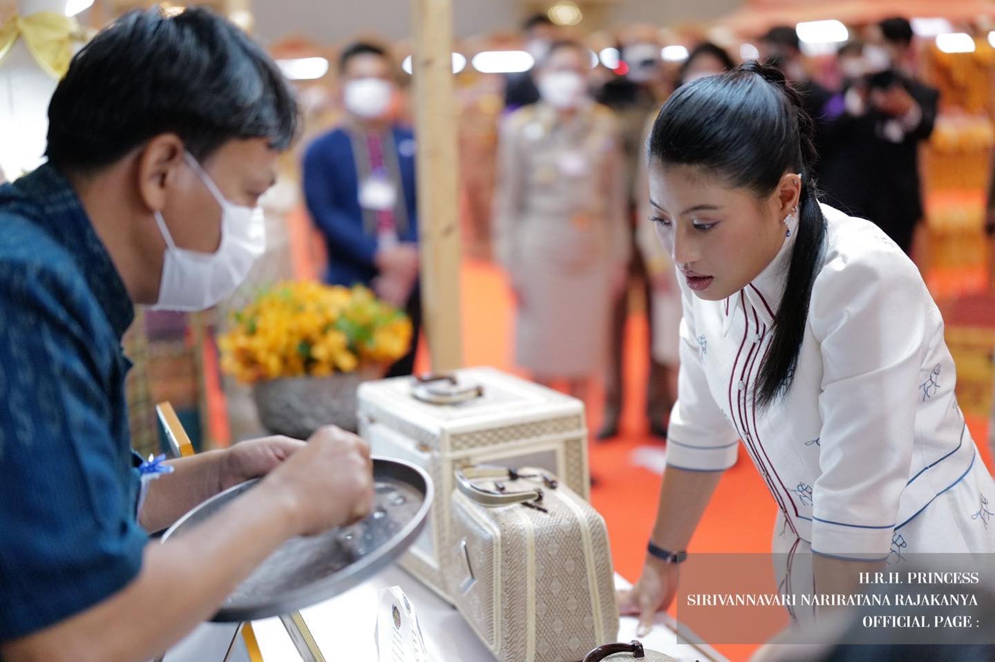 เจ้าฟ้าสิริวัณณวรี เสด็จไปทอดพระเนตรการจัดแสดงและจำหน่ายผลิตภัณฑ์ผ้าและงานหัตกรรมภาคกลาง