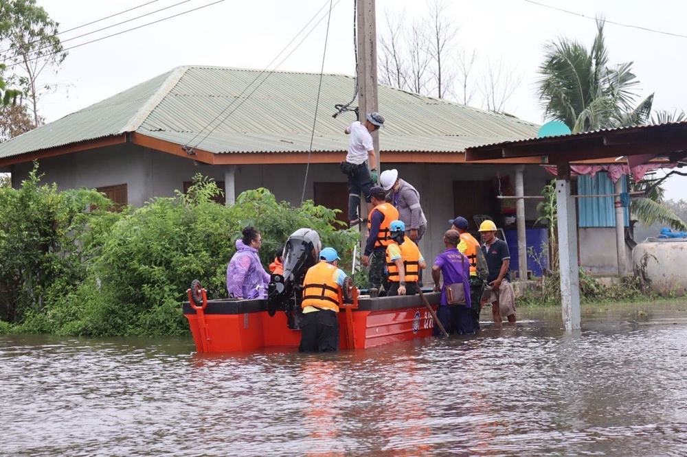 พายุโนรูถล่มอุบลฯ กลาโหม สั่งทุกเหล่าทัพระดมกำลังพลช่วยผู้ประสบภัย