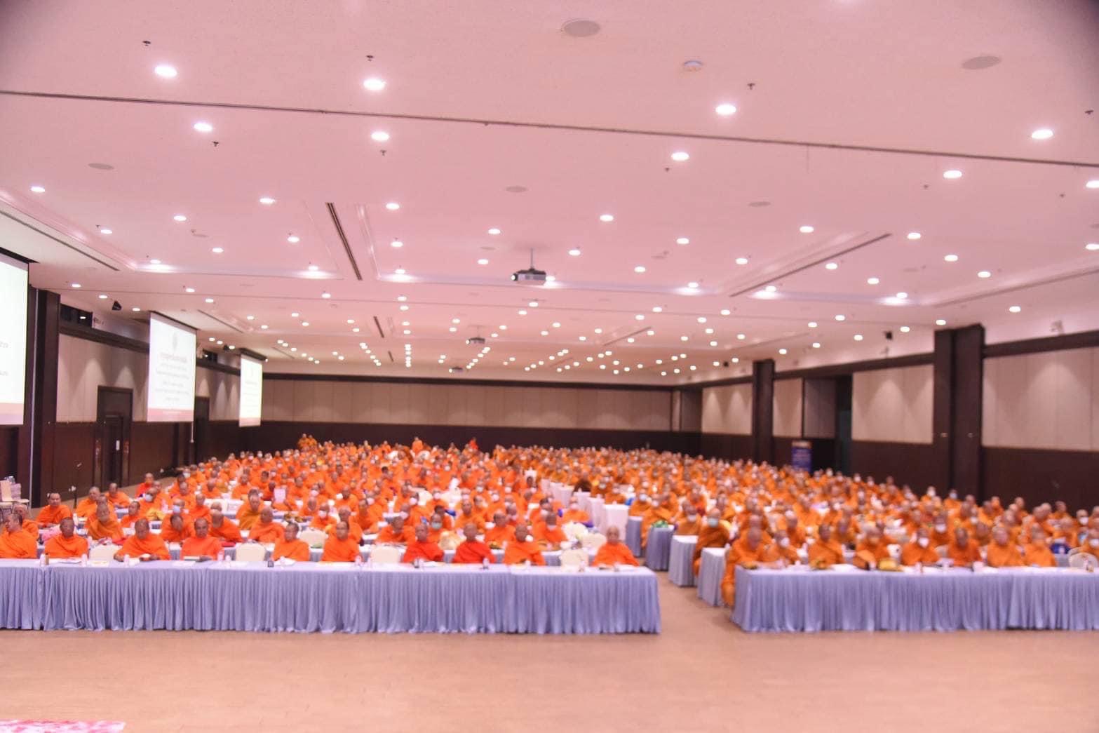 ผู้ว่าฯ ชัชชาติ ร่วมถวายสักการะ ในการประชุมพระสังฆาธิการระดับวัด                