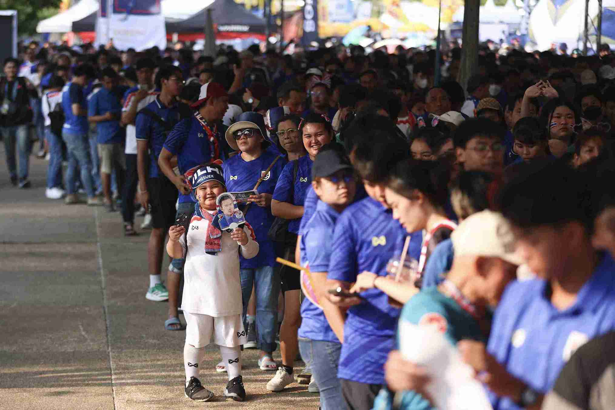 แฟนบอลคึกคัก! แน่นสนามราชมังฯ รอเชียร์ ช้างศึก ดวล เกาหลีใต้