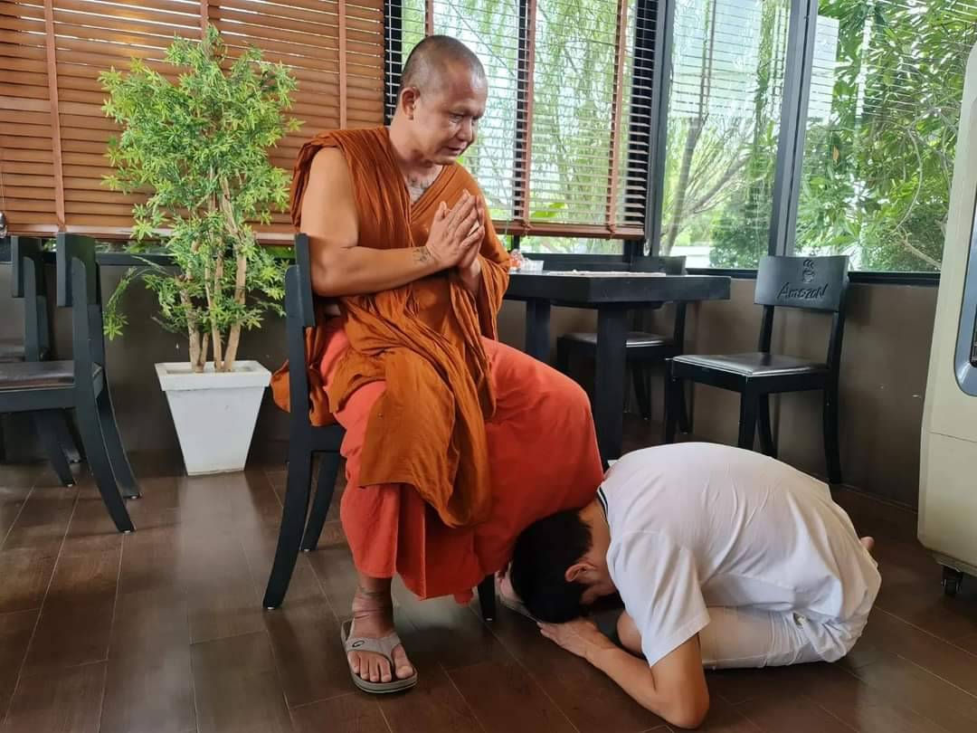 ความสุขวัย 41 ปี ไผ่ พงศธร เคลียร์งานไปปฏิบัติธรรมในวันเกิด ความสุขวัย 41 ปี ไผ่ พงศธร เคลียร์งานไปปฏิบัติธรรมในวันเกิด