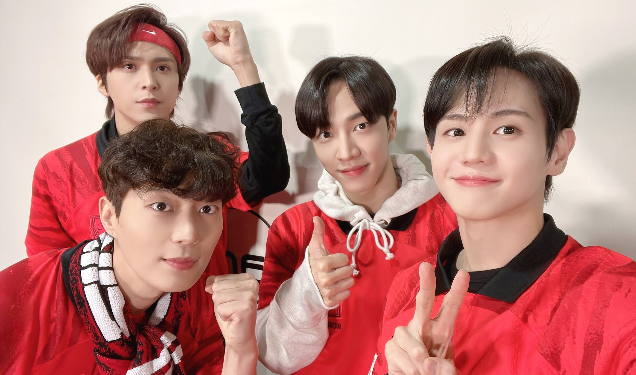 ให้ภาพเล่าเรื่อง! ชมลีลา 4 หนุ่มวง HIGHLIGHT เชียร์ทีมชาติเกาหลีใต้สู้ศึกฟุตบอลโลก ให้ภาพเล่าเรื่อง! ชมลีลา 4 หนุ่มวง HIGHLIGHT เชียร์ทีมชาติเกาหลีใต้สู้ศึกฟุตบอลโลก
