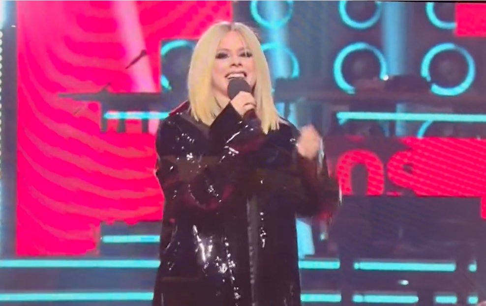 ไล่ลงจากเวที!! สาวเปลือยอกประท้วงป่วน ‘แอวริล ลาวีน’ บนเวที Juno Awards ไล่ลงจากเวที!! สาวเปลือยอกประท้วงป่วน ‘แอวริล ลาวีน’ บนเวที Juno Awards