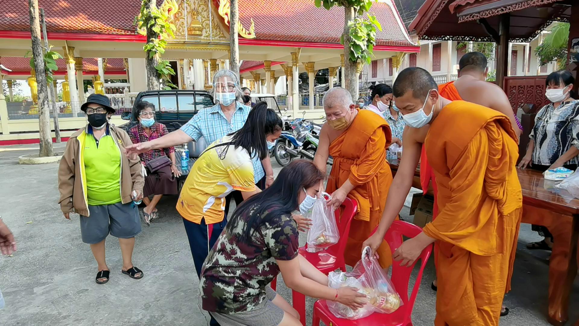 วัดเป็นที่พึ่งยามยาก! ทำข้าวกล่อง และ ถุงยังชีพแจกชาวบ้านและผู้ที่กักตัว วัดเป็นที่พึ่งยามยาก! ทำข้าวกล่อง และ ถุงยังชีพแจกชาวบ้านและผู้ที่กักตัว
