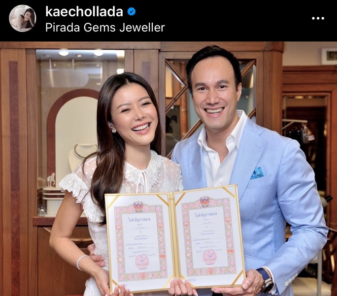 เก๋ ชลลดา ควงสามี จดทะเบียนสมรสในวันครบรอบ 12 ปี ที่รักกัน!!