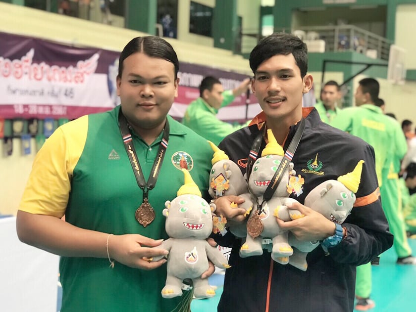 'โค้ชเอ็มม่า' ย้อนความหลังตั้งแต่พบและสร้าง 'บาร์เลน ธนทัต' บีหลังที่กำลังสุดปังตอนนี้ 'โค้ชเอ็มม่า' ย้อนความหลังตั้งแต่พบและสร้าง 'บาร์เลน ธนทัต' บีหลังที่กำลังสุดปังตอนนี้