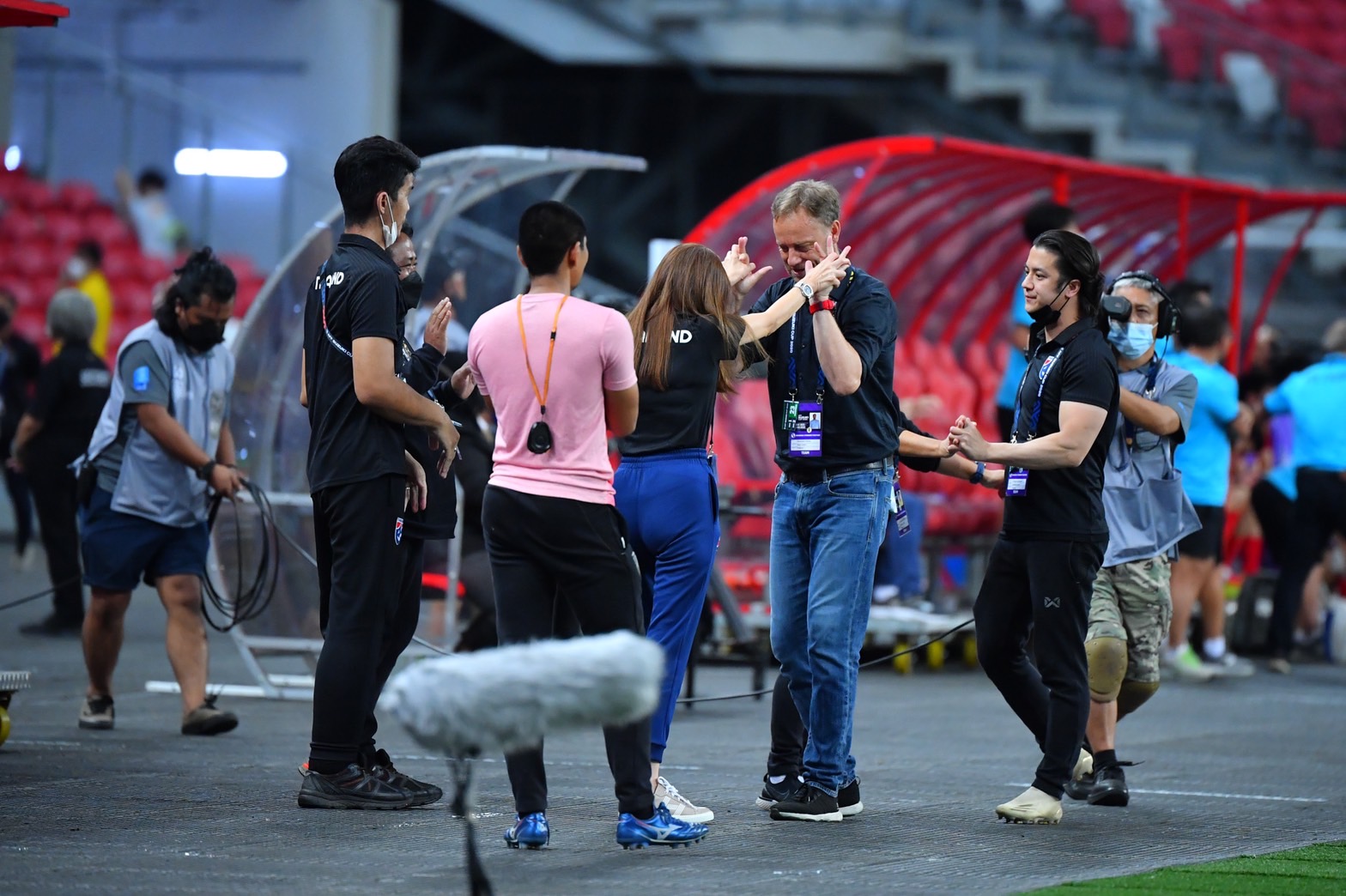 รวมภาพ 'มาดามแป้ง' กับทบาท 'ผจก.ทีมชาติไทย' นัดเอาชนะเวียดนาม 2-0 รวมภาพ 'มาดามแป้ง' กับทบาท 'ผจก.ทีมชาติไทย' นัดเอาชนะเวียดนาม 2-0