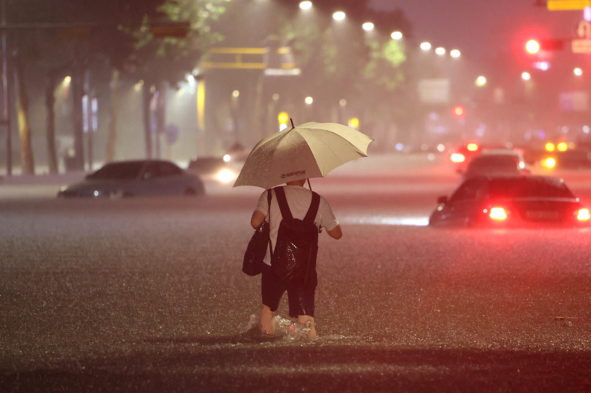 เปิดภาพ น้ำท่วมกรุงโซล เกาหลีใต้ ทางการยกระดับเตือนภัย เสียชีวิตแล้ว 7 ราย!