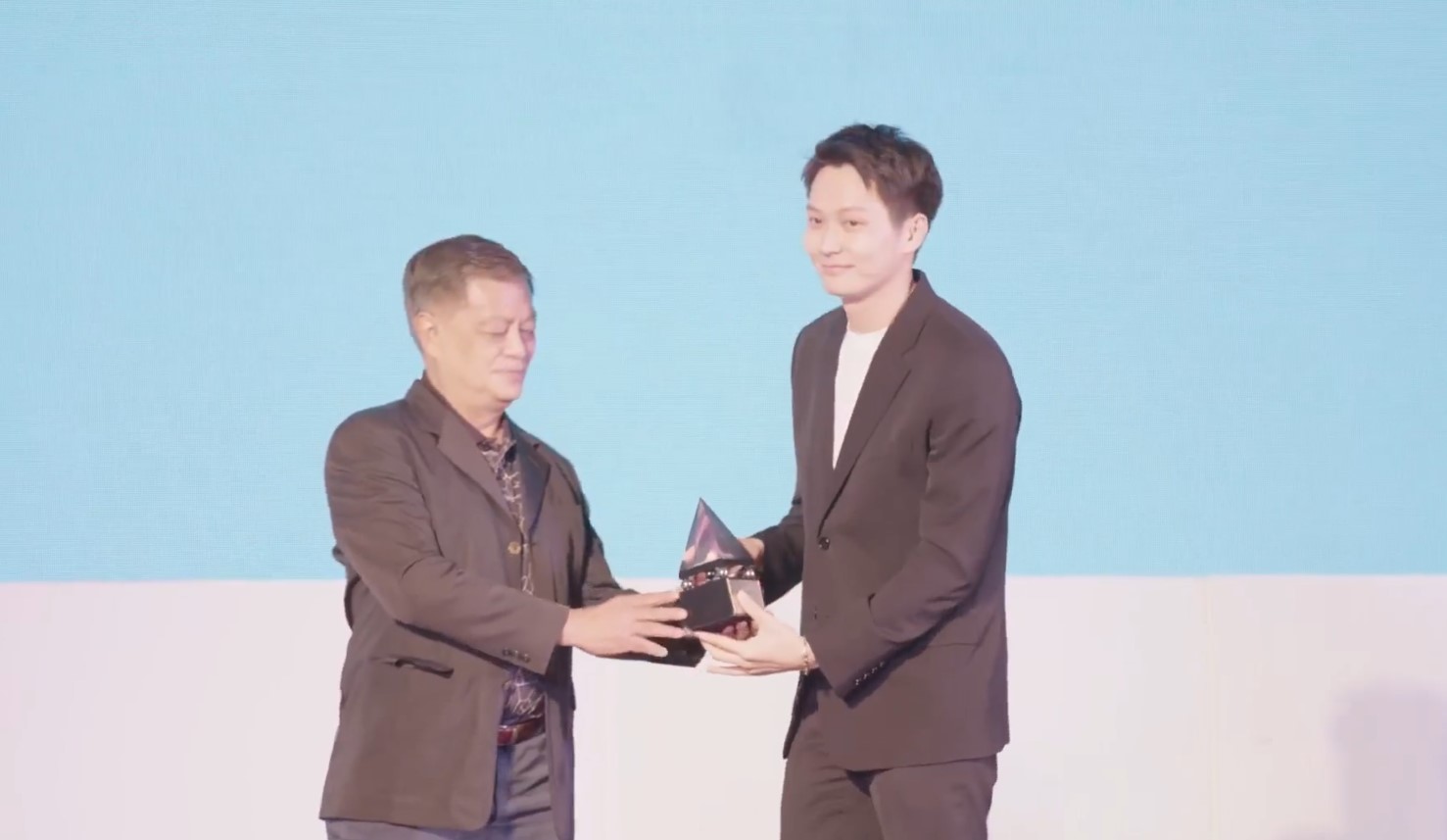 Blue Again คว้า 5 รางวัล ด้าน แพนเค้ก คว้านำหญิง จาก Six Character ใน ชมรมวิจารณ์บันเทิง Blue Again คว้า 5 รางวัล ด้าน แพนเค้ก คว้านำหญิง จาก Six Character ใน ชมรมวิจารณ์บันเทิง