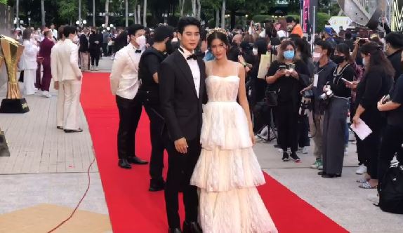 เหล่าคนดัง ตบเท้าร่วมเดินพรมแดงในงาน Maya Entertain Awards 2022 