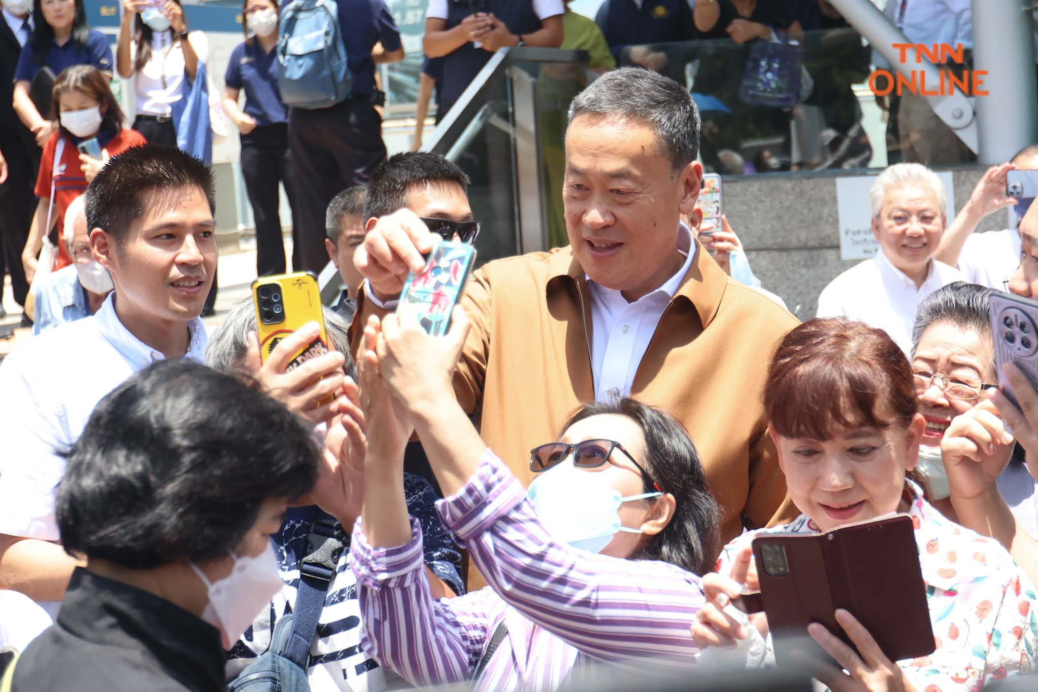 “เศรษฐา” ลงพื้นที่พบ ปชช. พบป่ะผู้ค้าเตรียมแก้ไขปัญหาค่าครองชีพ 