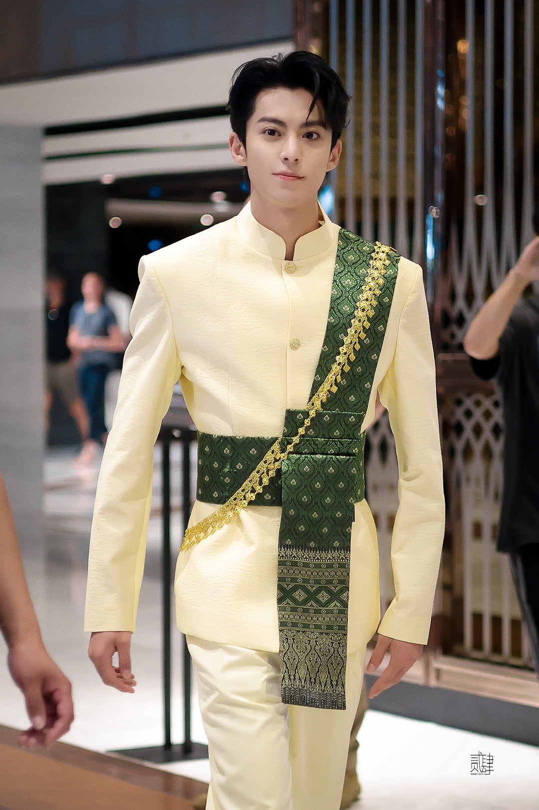 “หวังเฮ่อตี้-แองเจล่าเบบี้” นำทีมซุปตาร์จีนใส่ชุดไทยถ่ายรายการ “Keep Running”  ที่เมืองโบราณ (มีคลิป)