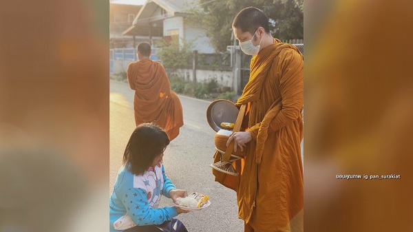 ลาสึกแล้ว “แพน สุรเกียรติ” อ้อนของานวงการบันเทิง (มีคลิป) ลาสึกแล้ว “แพน สุรเกียรติ” อ้อนของานวงการบันเทิง (มีคลิป)