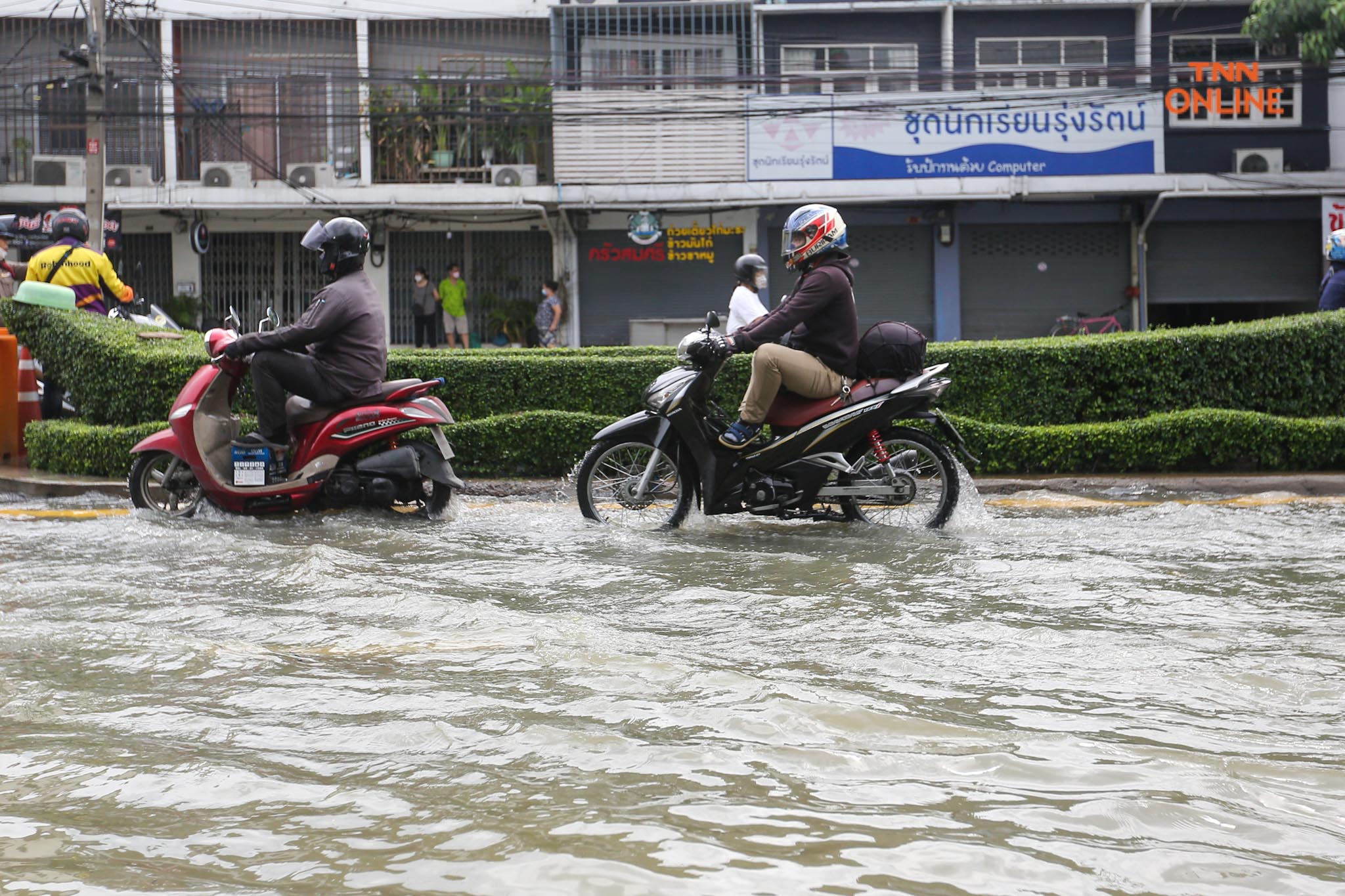 ประมวลภาพ พนังกั้นน้ำใต้สะพานซังฮี้แตกน้ำล้นท่วมผิวจราจร 