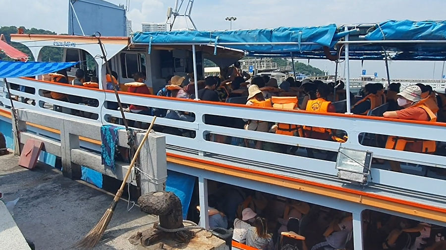 ออกพรรษา พัทยาคึกคัก! นทท.แห่นั่งเรือไปเที่ยวเกาะล้าน